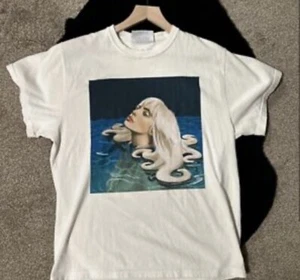 Mercancía oficial! Camiseta Billie Eilish Resurface RARA 2XL ¡TOTALMENTE NUEVA SELLADA! Adobe - Imagen 1 de 6