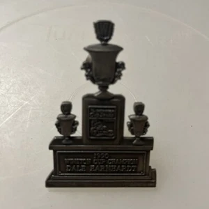 NASCAR Dale Earnhardt Sports Image 1990 Winston Cup Champ Trophy Collectors Pin! - Bild 1 von 5