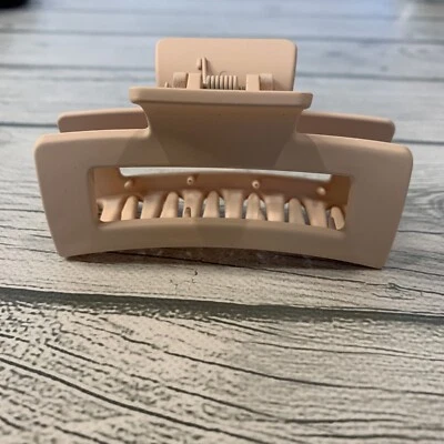 Hair Claw Clip Large Size Geometric Elegant Color Matte Cream Healthy Hair 90’s - Image 1 of 4