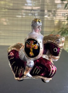 Cavaliere medievale a cavallo in armatura vetro soffiato ornamento natalizio argento e rosso - Foto 1 di 5