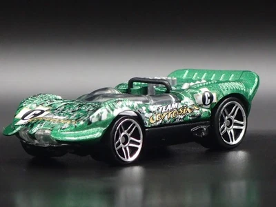 CHAPARRAL II 2 Auto da Corsa Verde 1:64 Scala Collezione Diorama Modellino - Immagine 1 di 4