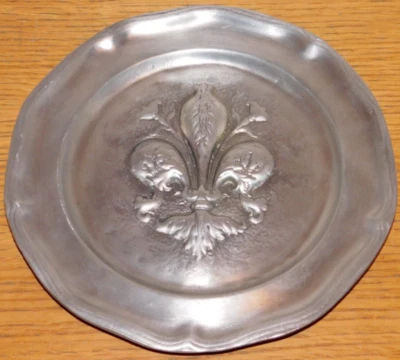 vintage ASSIETTE MURALE en ETAIN TIN Plate Teller Zinn FLEURS LYS roi de FRANCE - Photo 1/4