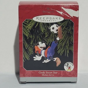 De colección 1998 Hallmark Keepsake Navidad Vacaciones Adorno Mickey & Co Goofy Fútbol  - Imagen 1 de 5