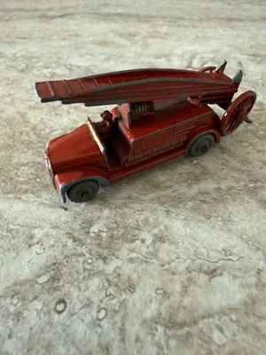 Vintage Matchbox Moko Lesney No.5b Dennis Fire Engine (Red)  - Image 1 of 4