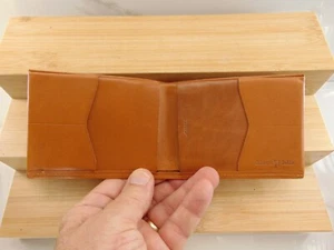 Portafoglio uomo vintage NUOVO Amity CALIFORNIA SELLA TAN pelle bifold nuovo senza etichette - Foto 1 di 6
