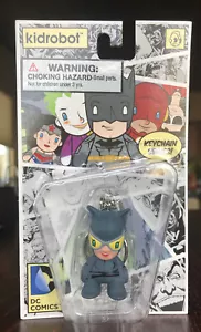 Kidrobot DC Comics Catwoman Portachiavi Figura in Vinile NUOVO - Foto 1 di 3