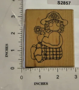 D.O.T.S. Gran Bloque de Madera Estampilla de Goma Sarah Adorable Niña de Campo Sombrero de Girasol - Imagen 1 de 3