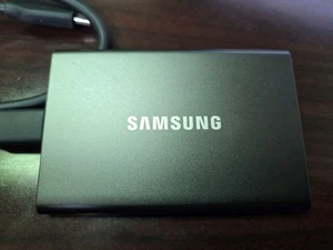 Samsung SSD T7 Portable Externe SSD 1TB USB 3.2 Gen 2 MU-PC1T0T 3.2 GRAU - Bild 1 von 6