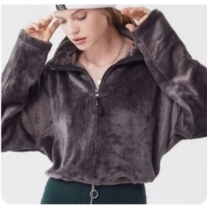 Urban Outfitters Angela Jacket Size Medium Women Gray Fleece Pullover Crop Teddy - Picture 1 of 6