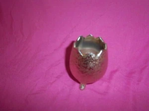 METALLIC GOLD COLORED METAL EGG SHELL-SCALLOPED SHAPED CANDLE HOLDER WITH CANDLE - Picture 1 of 4