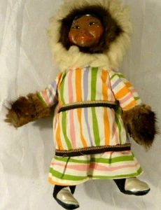 Bambola eschimese vintage fatta a mano - vera pelliccia, pelle e viso in legno - alta 12" - Foto 1 di 6