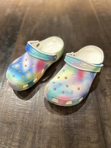 Zueco Crocs Clásico Solarizado Hombre Talla 4 Mujer’s 6 Tie Dye Azul - Imagen 1 de 7