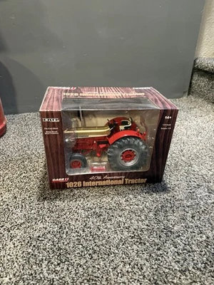 1/16 1026 International Gold 40th Anniversary ERTL Tractor In Box - Image 1 of 4