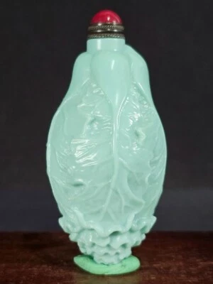 Botella de tabaco fina de vidrio de Pekín tallada en repollo chino Foto 1 de 4