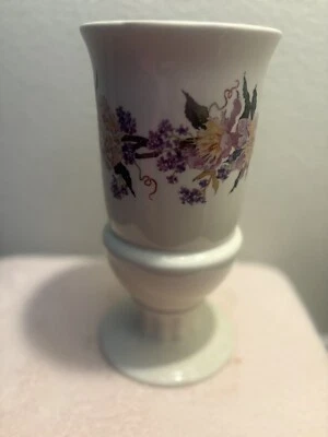 Florero con pedestal de cerámica FTD crema y flores de 10" pulgadas de alto 5 pulgadas de diámetro Foto 1 de 4