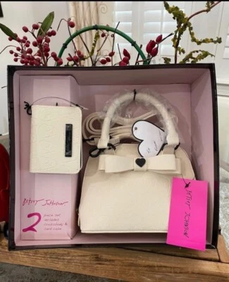 Nuevo Betsey Johnson 2023 HUESO 💀CRÁNEOS💀 Monedero y Cartera Conjunto de Regalo en Caja ÚLTIMO Foto 1 de 4