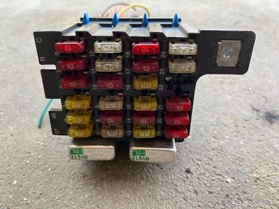 96 97 98 99 1998 Chevrolet Tahoe Suburban Yukon debajo del tablero caja de fusibles 5,7 L 4x4 Foto 1 de 4