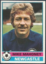 TOPPS 1977 FOOTBALLERS #304-NEWCASTLE UNITED-MIKE MAHONEY
