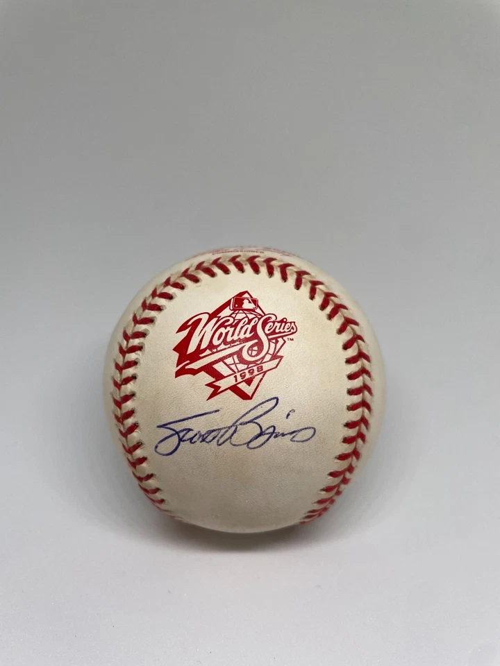 Balón firmado por los Yankees, Scott Brosius 1998 Serie Mundial MVP Foto 1 de 3