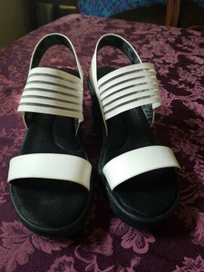 skechers high heel flip flops