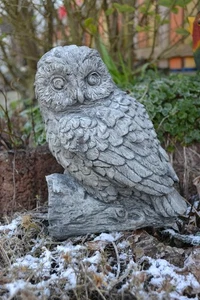 Deko-Eule aus Stein – Garte Eule auf Baumstamm - Steinguss - Gartenfigur - Bild 1 von 7