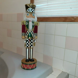 MacKenzie-Childs Highland Christmas Nutcracker 2019 19,6" de alto x 5" - Imagen 1 de 17