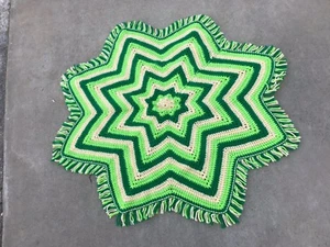 VINTAGE HAND CROCHET GREENS & YELLOW STAR PATTERN TABLE TOPPER WITH FRINGE - Picture 1 of 6