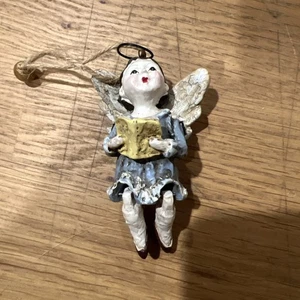 Sitzender Engel Weihnachtsschmuck Beine baumeln Vintage abgenutzt rustikal Urlaub Dekor 3,5" - Bild 1 von 4