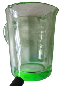 Vintage Green Uranium Glass 1 One Cup Measuring Jug 3-Spouts 8 Oz. Small - Picture 1 of 7