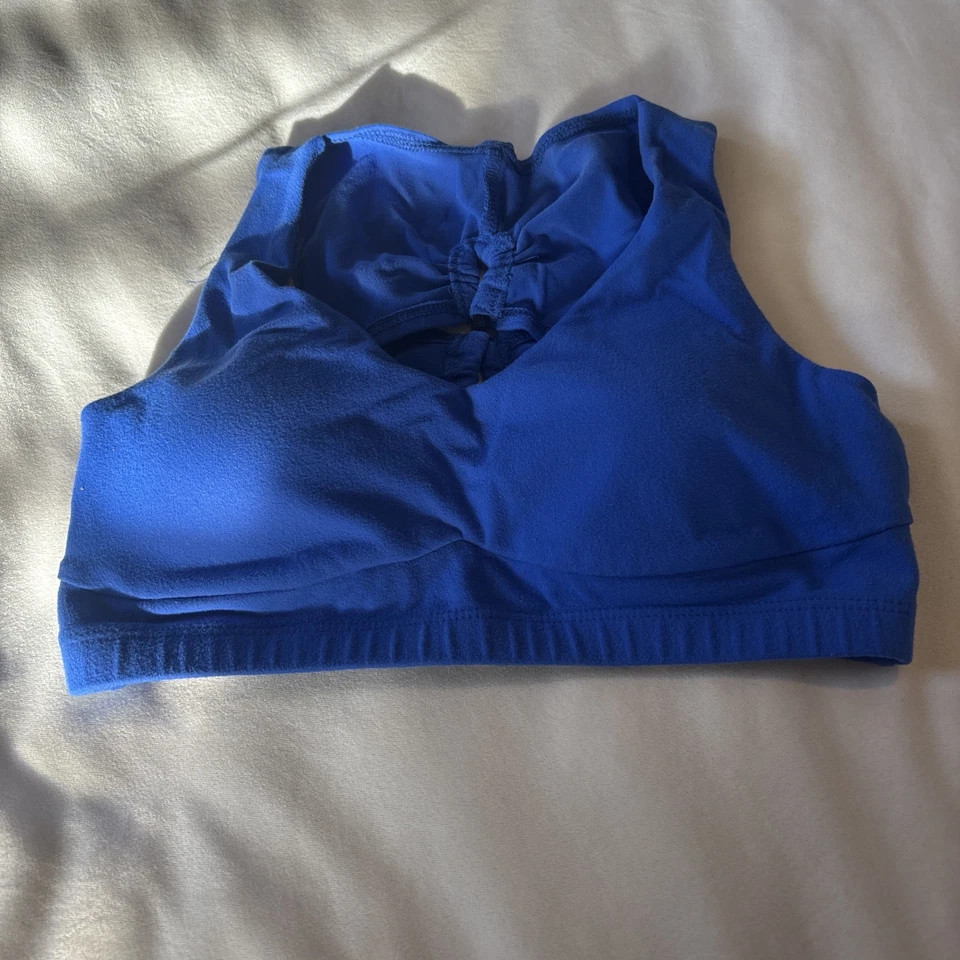 Sujetador sin mangas Beyond Yoga para mujer pequeño azul recortado con detalle cruzado en la espalda Foto 1 de 4