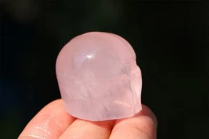 Natürlicher Rosenquarz geschnitzter Schädel 1,1" Reiki Kristall Schädel Quarz Kristall Geschenk 1x - Bild 1 von 10
