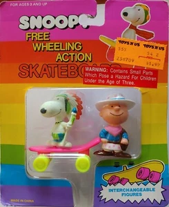 Snoopy Freilauf Action Skateboard Spielzeug PVC Snoopy in Indian Head & Linus Neu aus altem Lagerbestand - Bild 1 von 2
