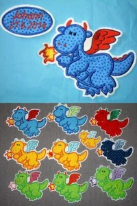 Drache mit Namensbutton Name Applikation Aufnäher gelb grün blau lila rot pink - Bild 1 von 5