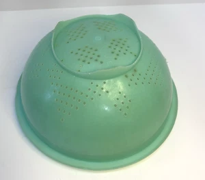 Colador/colador Tupperware de colección en verde jadeíta con patas coleccionables 9" EE. UU. - Imagen 1 de 7