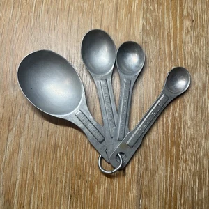Cucchiai misurini ovali nidificazione metallo vintage U.S. STD set di 4 con anello - Foto 1 di 3