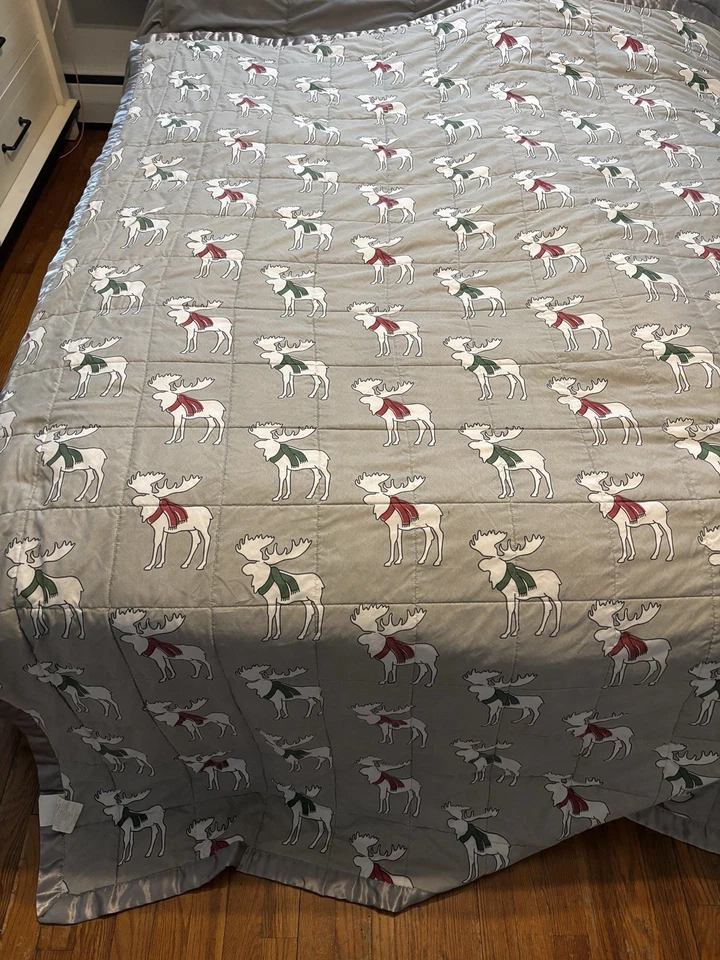 Edredón alternativo Elite Home Down patrón de alce gris talla 68” por 90” borde satinado Foto 1 de 4