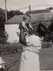 Niñera africana negra de la década de 1930 cuidando a bebé caucásico sur foto histórica - Imagen 1 de 3