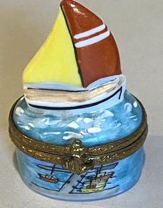 LIMOGES PEINT MAIN Scatola portagioie con cerniera-BARCA A VELA in PORTO-CHIUSURA DI ANCORAGGIO-Mini-Carino! - Foto 1 di 9