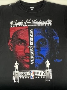 2011 NBA Finals Lebron Dirk Battle for Hardwood UNK T-Shirt schwarz (M) - Bild 1 von 7