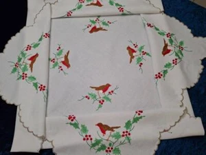 Christmas Robins/Holly Leaves & Berries Vintage Hand Embroidered Tablecloth - Picture 1 of 12