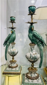 Par de candelabros de porcelana y bronce de loro verde estilo antiguo - Imagen 1 de 4
