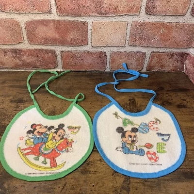 Baberos de colección años 80 Walt Disney bebés Mickey y Minnie alimentación espalda de plástico 2 baberos Foto 1 de 4