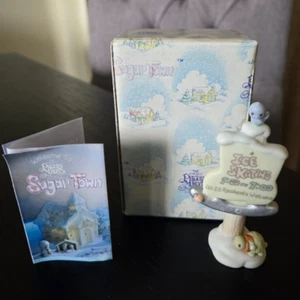Neu im Karton 1996 Precious Moments Enesco "Sugar Town" Eislaufschild Figur #184020 - Bild 1 von 10