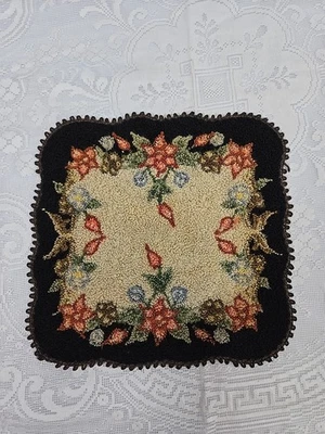 Винтажный миниатюрный крючковатый квадратный ковер для кукольного домика с цветочным узором и черными краями 6 дюймов - Изображение 1 из 4