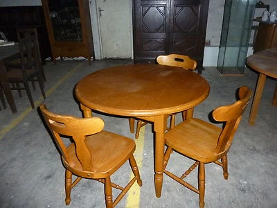 R 556 Table ronde en pin avec 3 chaises le tout en Parfait état  - Photo 1/3