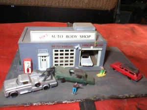 N Scale Bachmann 45708 Autobody Repair Shop Assembled With Figures & Vehicles - Picture 1 of 7