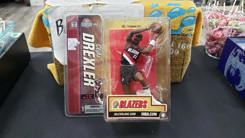 NIB 2006 NBA CLYDE DREXLER PORTLAND TRAIL BLAZERS MCFARLANE NBA LEGENDS SERIES 2 Cover