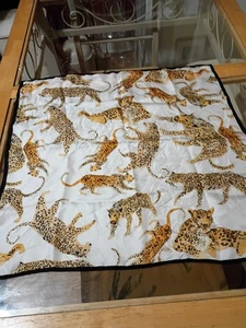 Sciarpa borsetta/quadrata stampa animalier eco (ghepardi) all over/seta 21"x21"/bordo nero - Foto 1 di 9