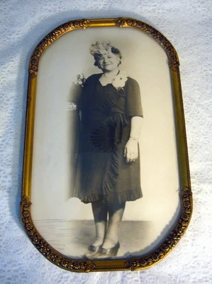 Marco de fotos ovalado de metal chapado en oro de 24 quilates convexo de vidrio burbuja retrato abuela Foto 1 de 4