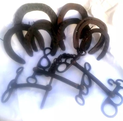 Anciens accesoires equitation : 3 anciens mords 8 fers a ferrer dont avec clous - Photo 1/2